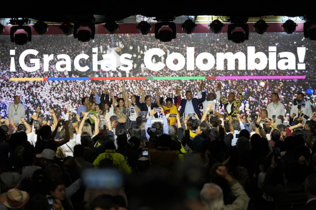 El aspirante izquierdista Gustavo Petro (centro) celebra junto a su familia y equipo de campaña, el pasado domingo.