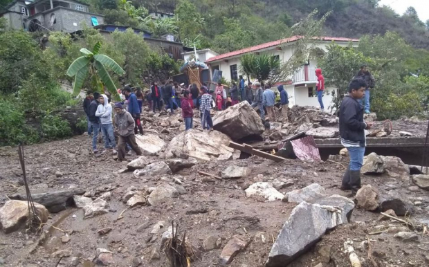 Un deslave en la comunidad de Santa Catarina Xanaguia dejó dos muertos y decenas de damnificados.