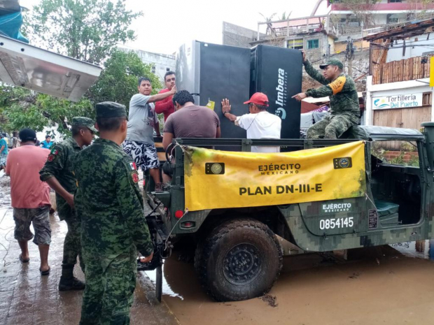 Ejército mexicano apoya a la población de Oaxaca tras paso del huracán “Agatha” por la entidad.