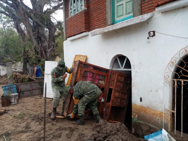 Ejército mexicano apoya a la población de Oaxaca tras paso del huracán “Agatha” por la entidad.