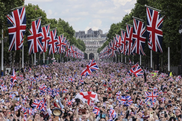 Miles de británicos se dan cita en la capital para celebrar a la monarca.