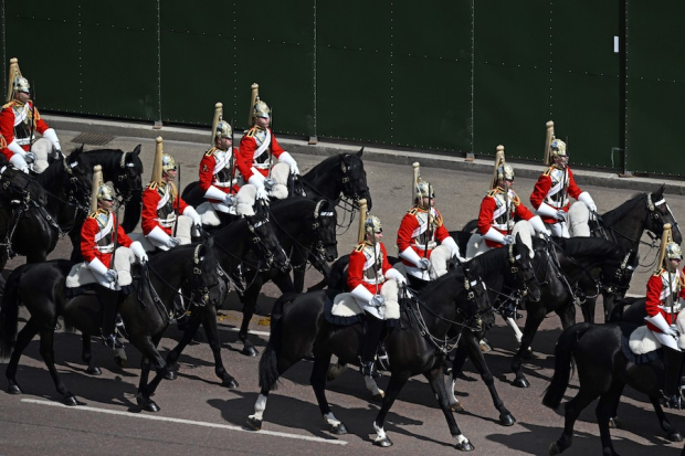 El regimiento avanza durante el desfile frente al Palacio de Buckingham.