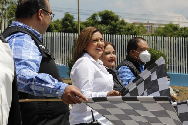 Alcaldesa Alfa González Magallanes durante el banderazo de inicio del "Operativo Relámpago".