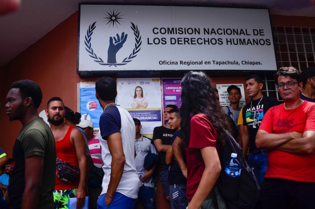 Migrantes, ayer, afuera de la Oficina Regional de la CNDH en Tapachula.