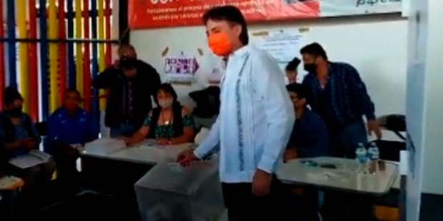 Francisco Xavier Berganza al emitir su voto en el Colegio Hidalgo