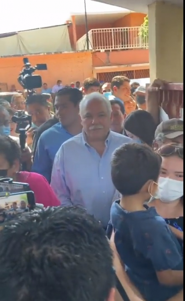 Así acudió César Verástegui, candidato de “Va por Tamaulipas”, a emitir su voto.