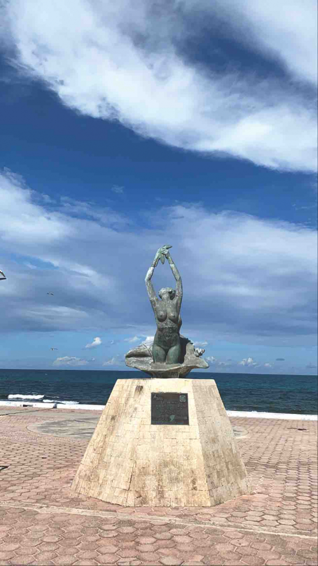 Escultura La Trigueña, en el malecón de Isla Mujeres.