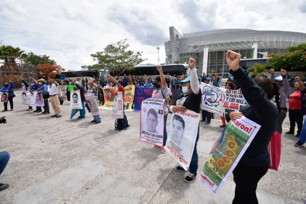 Padres y Madres de los 43 estudiantes de Ayotzinapa desaparecidos continuaron su jornada de lucha denominada "26 de septiembre no se olvida".