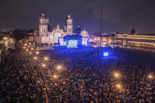 Miles de fanáticos del trovador cubano resistieron la lluvia para disfrutar su música.
