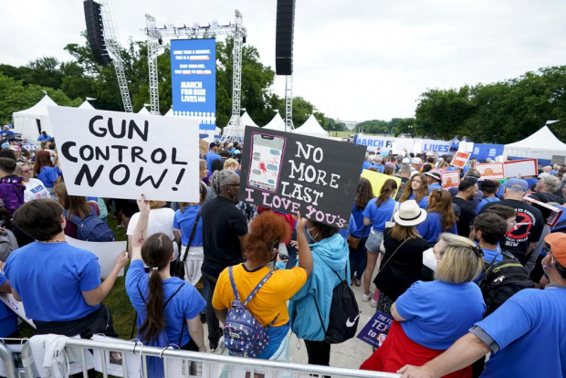 Gente frente al Monumento a Washington, en la segunda manifestación de la "Marcha por Nuestras Vidas", en apoyo del control de armas.
