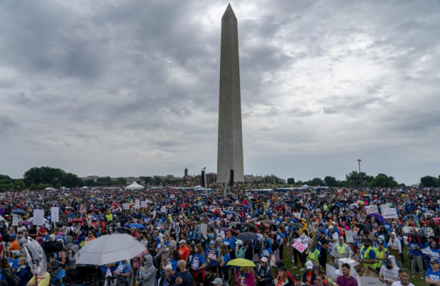 Miles de personas participan en la segunda Marcha por Nuestras Vidas en respaldo al control de armas de fuego delante del Monumento a Washington.