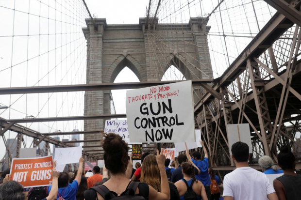 La gente cruza el puente de Brooklyn durante la manifestación "Marcha por Nuestras Vidas", una de una serie de protestas nacionales contra la violencia armada, en Brooklyn, Nueva York.