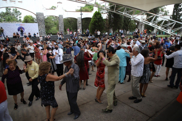 Agrupación Acerina puso a bailar a decenas de personas en la alcaldía Coyoacán.