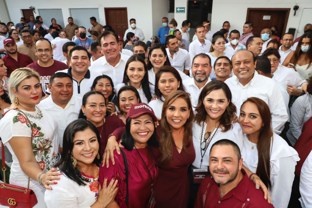 Mara Lezama, gobernadora electa de Quintana Roo, junto a simpatizantes