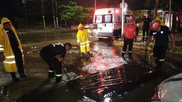 En varias zonas de Acapulco se registraron encharcamientos debido a las lluvias provocadas por Blas.
