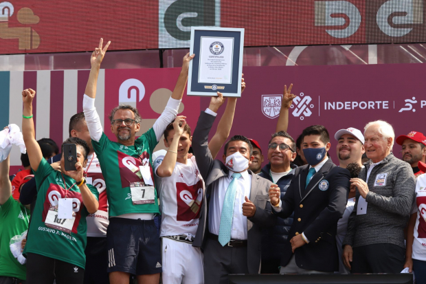 La Ciudad de México logró el récord de la clase de box más grande del mundo con una cifra oficial de 14 mil 299 asistentes al Zócalo capitalino