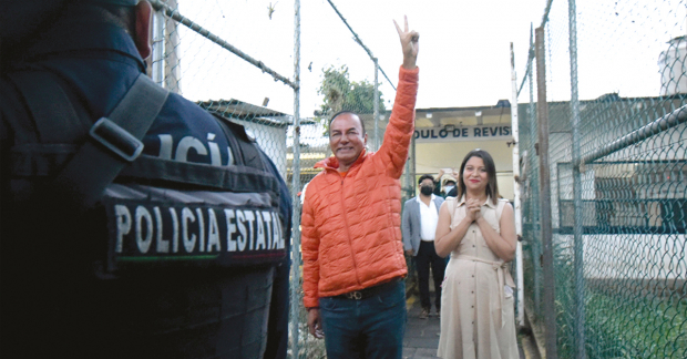 José Manuel del Río virgen, al salir del penal de Pacho Viejo, tras declararse su inocencia por el primer Tribunal Colegiado, el viernes, en Veracruz.