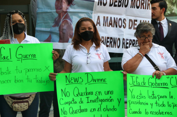 Familiares de víctimas de la tragedia se manifestaron afuera del TSJ-CDMX, ayer.
