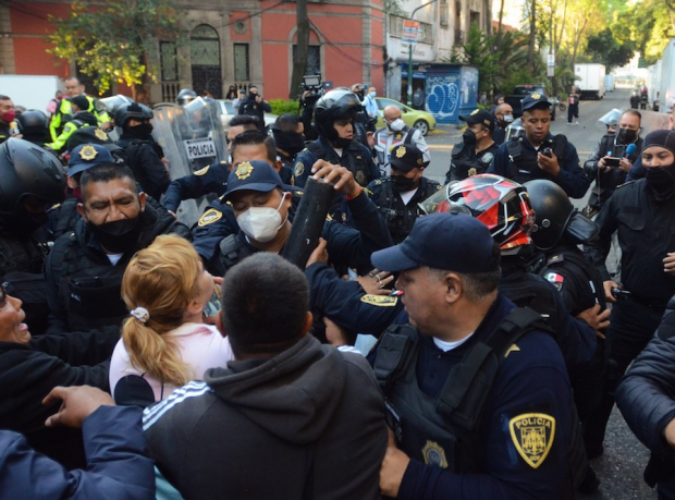 Policías de la CDMX detuvieron a personas que desalojaron a un grupo de indígenas mazahuas en un edificio de la calle Turín, en octubre pasado.