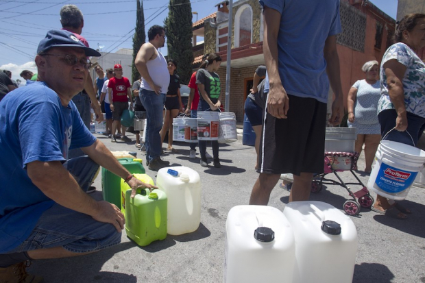 Habitantes neoloneses hacen largas filas para llenar cubetas y garrafones en las pipas
de la Comisión de Agua y Drenaje en las colonias más afectadas de Monterrey, ayer.