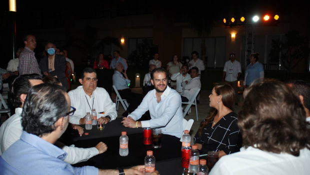 Mara Lezama con líderes de la radio y televisión en Cancún, Quintana Roo.