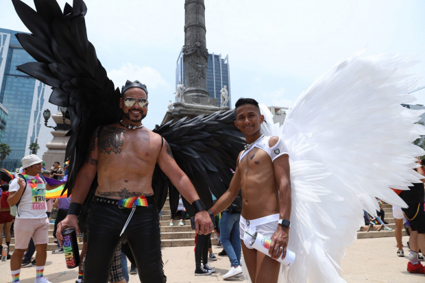 Distintos contingentes e integrantes de la comunidad LGBTTTIQ+ llegaron a las inmediaciones del Ángel de la Independencia para participar en la marcha del Orgullo 2022.