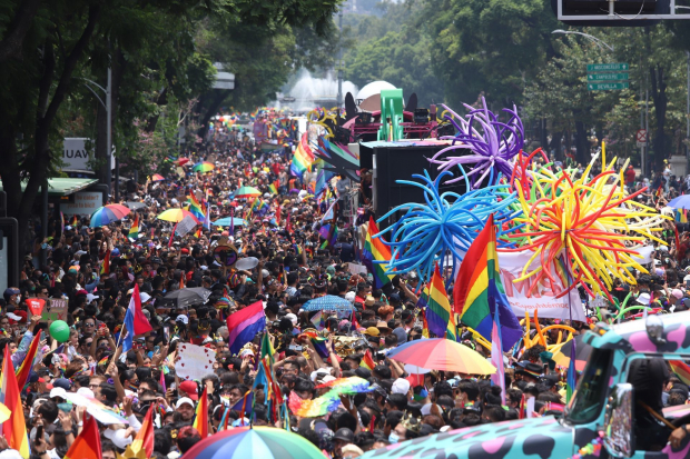 Miles de personas salieron a manifestarse en la marcha del Orgullo este sábado