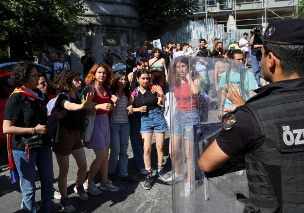 Los agentes de policía impiden que los activistas marchen en un desfile del orgullo, que fue prohibido por las autoridades locales, en el centro de Estambul, Turquía.