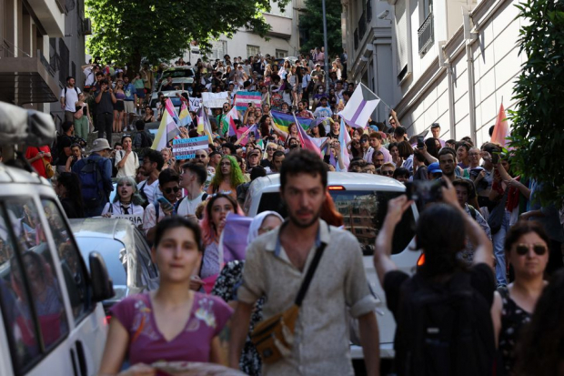 Manifestantes marchan mientras intentan reunirse para el Pride en Estambul.