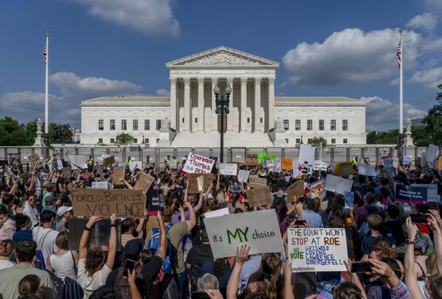 Manifestantes a favor y en contra del derecho al aborto se reunieron frente a la Corte
Suprema en Washington, D. C., en Estados Unidos, el pasado 24 de junio.