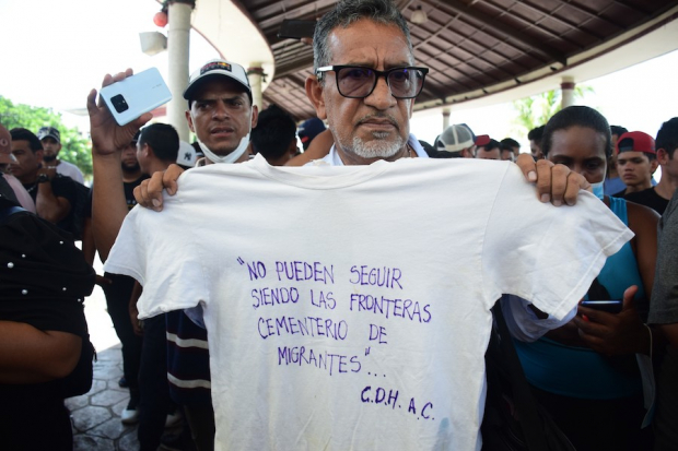 Migrantes varados en Tapachula, Chiapas, incluido el activista Luis García Villagrán (foto), se manifestaron ayer por la muerte de medio centenar de personas que viajaban en un tráiler en EU y demandaron a las autoridades mexicanas libre tránsito por el país.