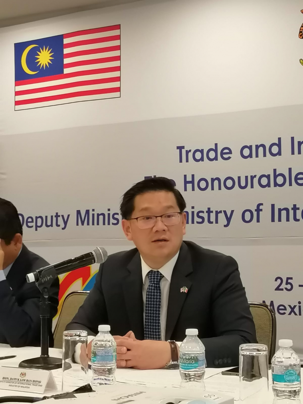 Datuk Lim Ban Hong durante conferencia de prensa.