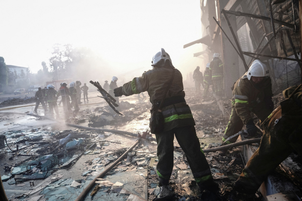 Rescatistas continúan con el retiro de escombros de centro comercial, golpeado por Rusia el pasado fin de semana.