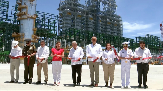 La imagen muestra el momento en que AMLO corta el listón inaugural de la Refinería Olemeca, en Dos Bocas, Tabasco