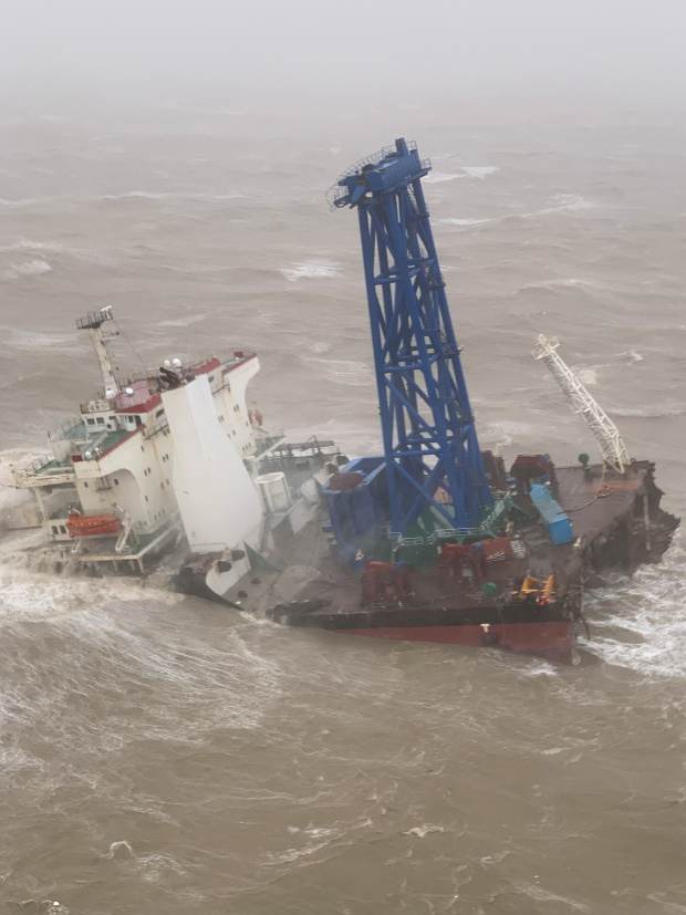 Un barco hundirse después de partirse en dos cuando la tormenta tropical Chaba pasó, según las autoridades, en aguas de Hong Kong