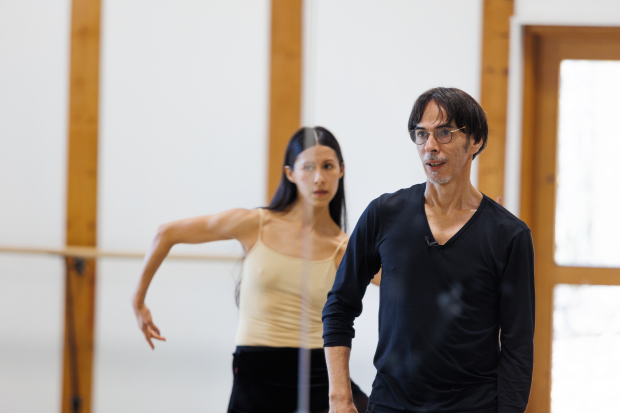 Yan RevazovLa primera bailarina,  durante los ensayos de la co- reografía con Gil Román, director del Béjart Ballet Lausanne.