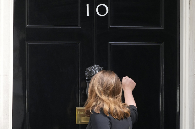 Ministros acuden a las oficinas de Downing Street, en apoyo o para exponer las razones por las que debe salir.