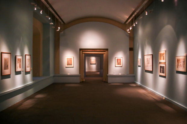 Vista de una de las salas del museo, donde se documentó que las alfombras tienen manchas de humedad.