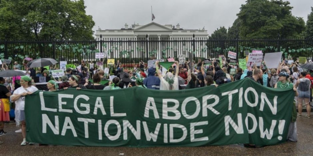En 2022 un histórico fallo que puso fin al derecho constitucional sobre la interrupción del embarazo.