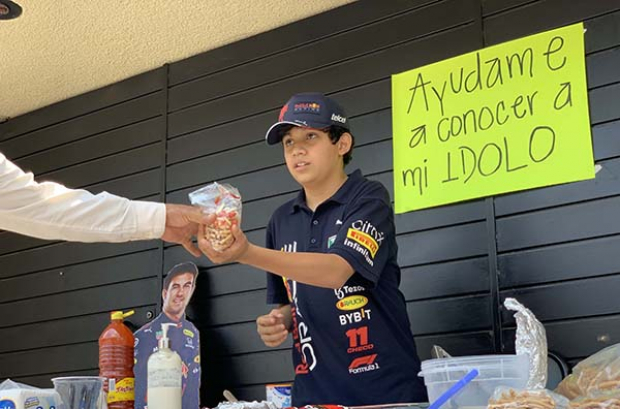 Fan de Checo Pérez vende frituras para conocer a su ídolo