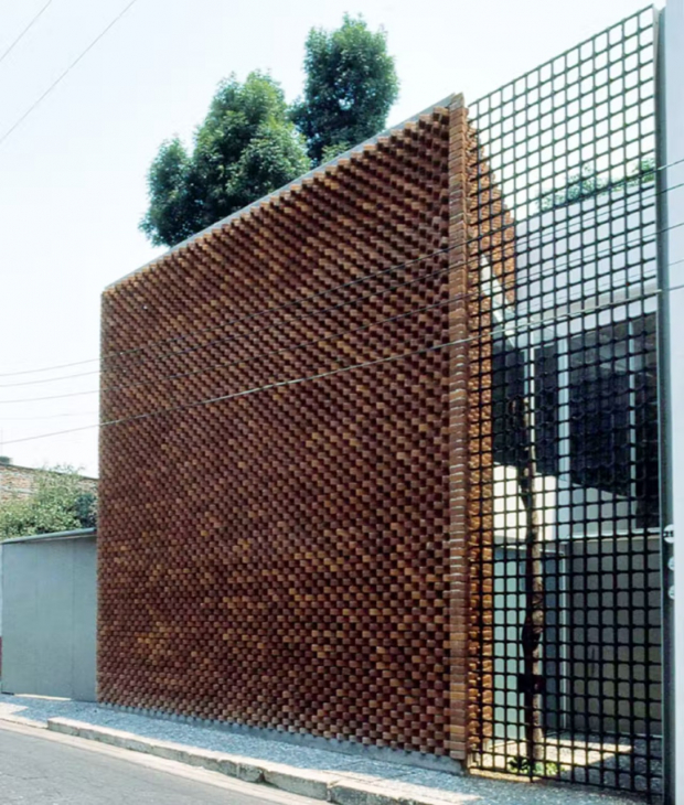 Fotografía de la fachada de la casa-estudio de Vicente Rojo, luego de que fuera retierada una luminaria de 6 metros de la zona.