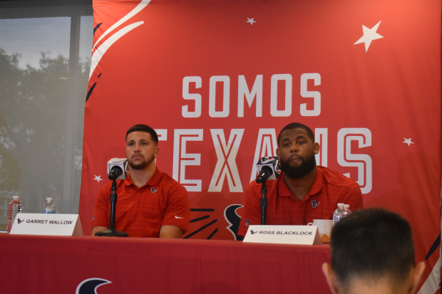 Garret Wallow y Ross Blacklock, de los Houston Texans de la NFL, en conferencia de prensa.