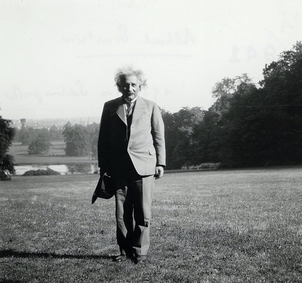 Retrato de Albert Einstein (1879-1955) en Laeken, Bruselas, fecha y autor desconocidos.