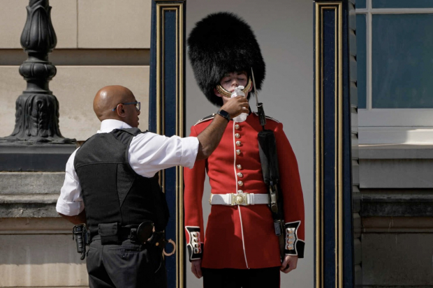 El calor extremo en Gran Bretaña llevó al Parlamento a flexibilizar su código de vestimenta. Por ahora, los legisladores varones pueden prescindir de saco y corbata durante la semana.