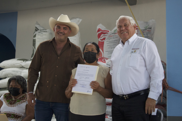 Víctor Villalobos Arámbula  durante la entrega de fertilizantes en Oaxaca.