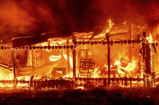 Una estructura arde cuando "Oak" cruza Darrah Rd. en el condado de Mariposa, California.