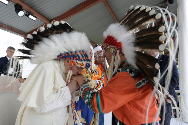 El pontífice se reúne con las comunidades originarias de las Primeras Naciones, Metis e Inuit en Maskwacis, Alberta, ayer.