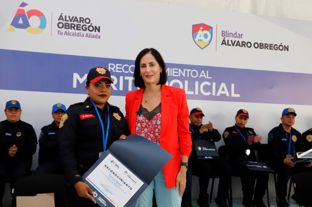 La alcaldesa de Álvaro Obregón, Lía Limón, durante la entrega de reconocimientos a elementos policiales de la demarcación.