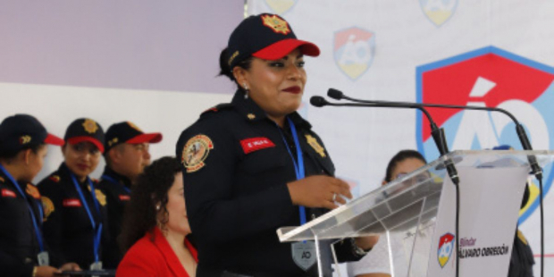Una policía durante la entrega de reconocimientos que realizó Lía Limón, alcaldesa de Álvaro Obregón.