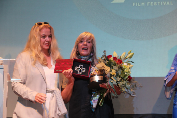 La productora Mónica Lozano al recibir el galardón en el GIFF.